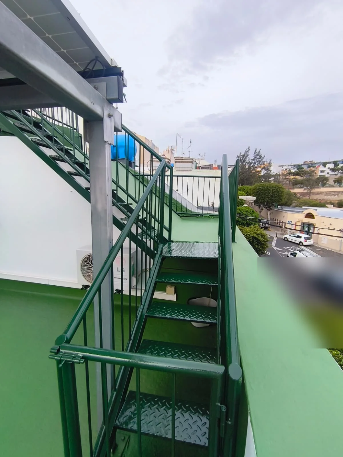 Escalera de acceso a cubierta terminada en verde