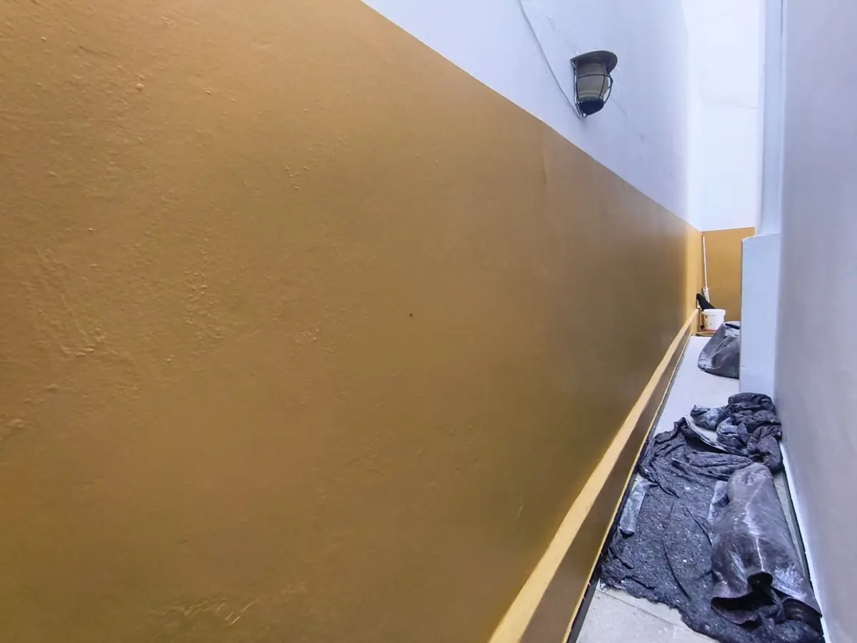 Zona exterior de paso reparada y pintada por ESS Canarias