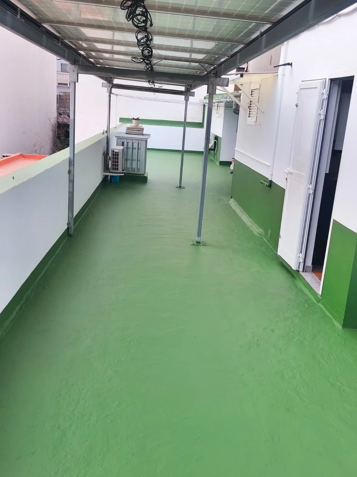 Terraza terminada con pavimento verde protegido